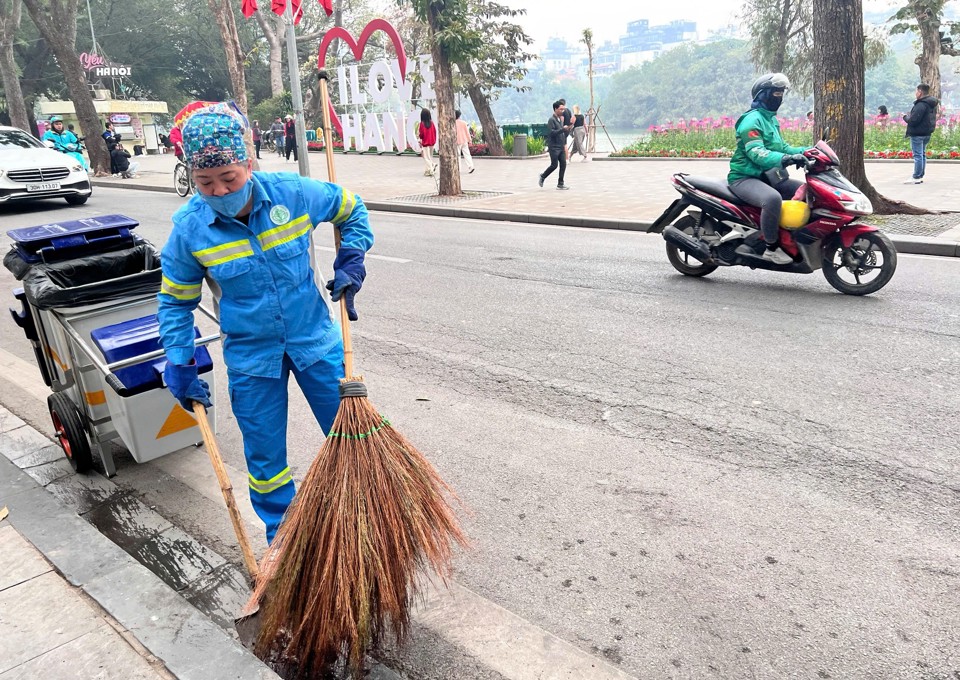 Ngay từ chiều tối 29 Tết, c&ocirc;ng nh&acirc;n C&ocirc;ng ty TNHH MTV M&ocirc;i trường Đ&ocirc; thị H&agrave; Nội (Urenco) - Chi nh&aacute;nh Ho&agrave;n Kiếm được tăng cường tr&ecirc;n c&aacute;c tuyến phố. &nbsp;