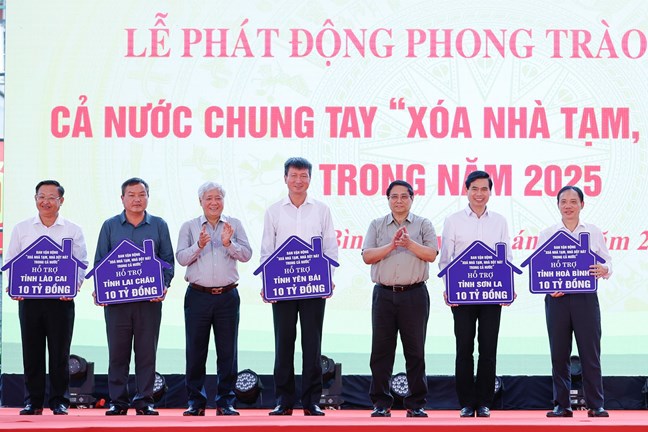 Tại Lễ ph&aacute;t động Phong tr&agrave;o thi đua cả nước chung tay &ldquo;X&oacute;a nh&agrave; tạm, nh&agrave; dột n&aacute;t&rdquo; trong năm 2025, Thủ tướng Phạm Minh Ch&iacute;nh v&agrave; Chủ tịch Ủy ban T.Ư Mặt trận Tổ quốc Việt Nam Đỗ Văn Chiến trao kinh ph&iacute; hỗ trợ từ Quỹ V&igrave; người ngh&egrave;o T.Ư cho 5 tỉnh T&acirc;y Bắc&nbsp;&nbsp; &nbsp;