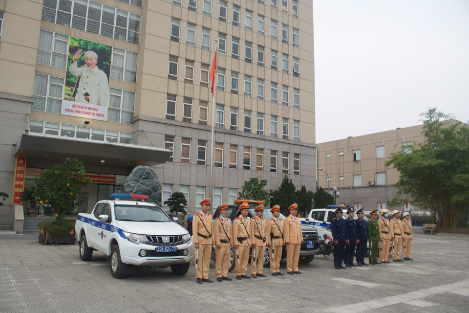 Lực lượng CSGT (C&ocirc;ng an huyện Mỹ Đức) ra qu&acirc;n đảm bảo an to&agrave;n giao th&ocirc;ng trước, trong v&agrave; sau tết Nguy&ecirc;n đ&aacute;n 2025. Ảnh: V.B