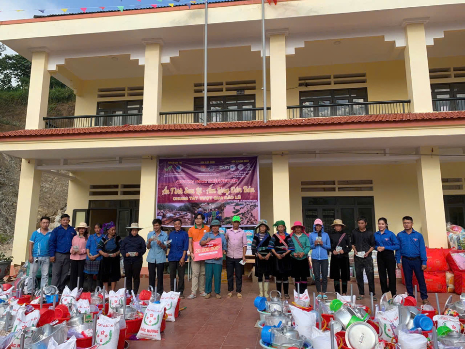 Đo&agrave;n Thanh ni&ecirc;n x&atilde; Thư Ph&uacute; (huyện Thường T&iacute;n, H&agrave; Nội), C&acirc;u lạc bộ t&igrave;nh nguyện Nh&acirc;n đạo Thường T&iacute;n trao tặng h&agrave;ng trăm suất qu&agrave; cho b&agrave; con x&atilde; Pa Cheo, huyện B&aacute;t X&aacute;t, tỉnh L&agrave;o Cai. Ảnh: Đo&agrave;n Thanh ni&ecirc;n x&atilde; Thư Ph&uacute;