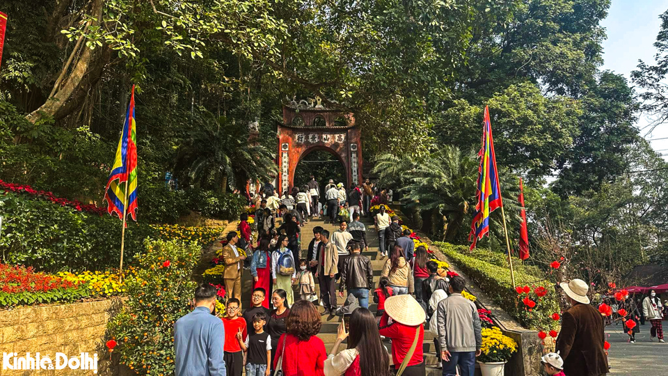 Đ&atilde; l&agrave; th&ocirc;ng lệ, những ng&agrave;y đầu năm mới, người d&acirc;n tỉnh Ph&uacute; Thọ v&agrave; c&aacute;c địa phương l&acirc;n cận đ&atilde; về đền H&ugrave;ng (TP Việt Tr&igrave;, tỉnh Ph&uacute; Thọ) mang theo hương hoa, lễ vật d&acirc;ng k&iacute;nh c&aacute;c Vua H&ugrave;ng.