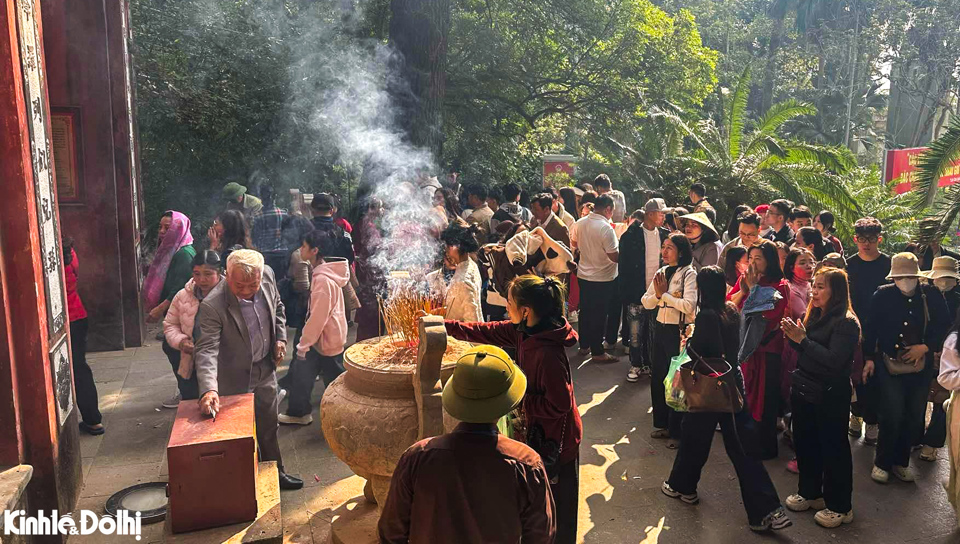 Đền H&ugrave;ng l&agrave; chốn linh thi&ecirc;ng bậc nhất gắn với cội nguồn văn h&oacute;a d&acirc;n tộc, bởi vậy người d&acirc;n từ khắp nơi tr&ecirc;n mọi miền Tổ quốc đ&atilde; tới đ&acirc;y để cầu ch&uacute;c một năm mới b&igrave;nh an.