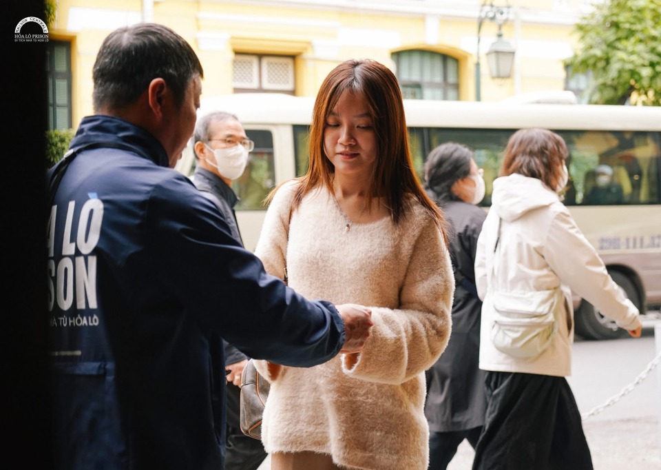 Tại di t&iacute;ch Nh&agrave; t&ugrave; Hỏa L&ograve;, chương tr&igrave;nh tham quan trải nghiệm Đ&ecirc;m thi&ecirc;ng li&ecirc;ng với chủ đề &ldquo;Sống như những đ&oacute;a hoa&rdquo;, &ldquo;Lửa thanh xu&acirc;n&rdquo; cũng được tổ chức. Ảnh: NTHL