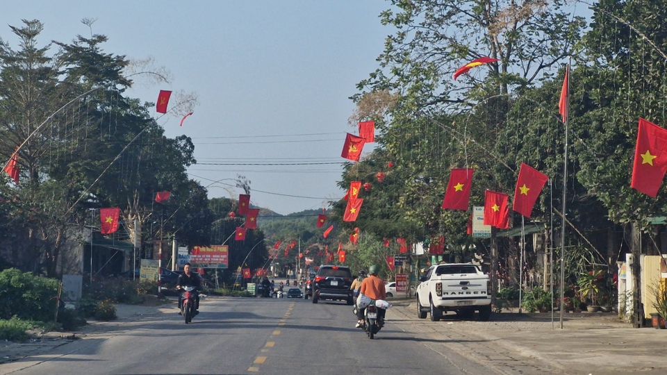 Dịp Tết nguy&ecirc;n đ&aacute;n, khi lưu th&ocirc;ng tr&ecirc;n c&aacute;c tuyến đường về c&aacute;c huyện miền n&uacute;i Nghệ An sẽ bắt gặp cảnh tượng ấn tượng h&igrave;nh ảnh l&aacute; cờ đỏ sao v&agrave;ng ngợp trời.&nbsp;