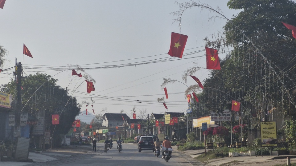 Tr&ecirc;n tuyến quốc lộ 7A từ c&aacute;c huyện Anh Sơn, Con Cu&ocirc;ng.. Đến nhiều cung đường v&agrave;o c&aacute;c th&ocirc;n, bản, hai b&ecirc;n đường người d&acirc;n treo cờ Tổ quốc tr&ecirc;n c&aacute;c c&acirc;y n&ecirc;u.&nbsp;