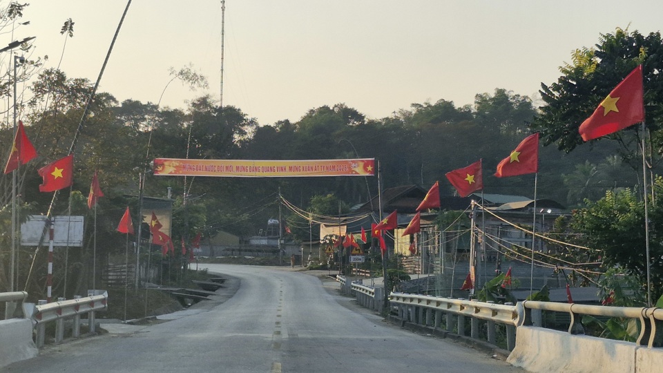 Lấy l&aacute; cờ tổ quốc l&agrave;m điểm nhấn cho việc trang tr&iacute; Tết, tr&ecirc;n khắp c&aacute;c cung đường ở c&aacute;c huyện miền n&uacute;i Nghệ An Tết về rực rỡ m&agrave;u l&aacute; cờ đỏ sao v&agrave;ng đ&atilde; để lại ấn tượng lớn với nhiều người.&nbsp;