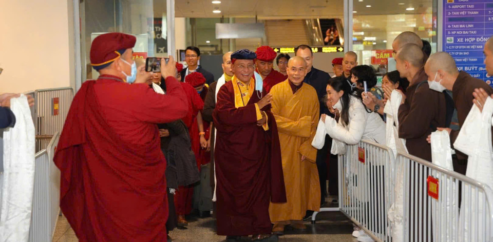 Tăng đo&agrave;n của Đức Gyalwang Drukpa đời thứ 12 c&oacute; mặt tại s&acirc;n bay Nội B&agrave;i v&agrave;o ng&agrave;y 30/1.