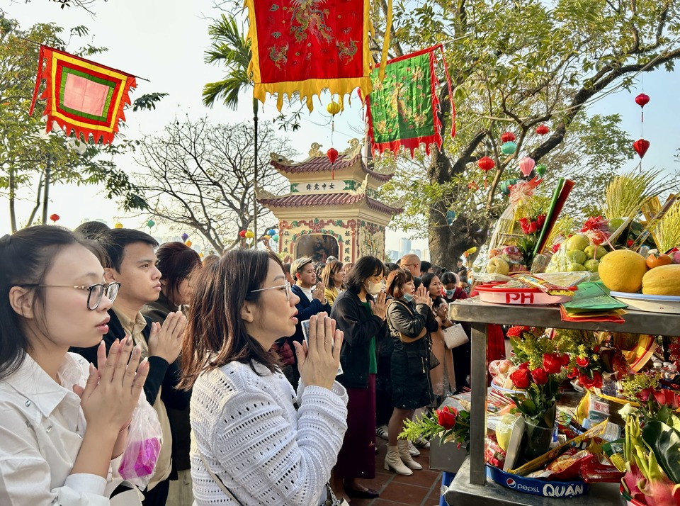 Người d&acirc;n th&agrave;nh t&acirc;m cầu khấn tại Phủ T&acirc;y Hồ chiều ng&agrave;y m&ugrave;ng 2 Tết Ất Tỵ.&nbsp;