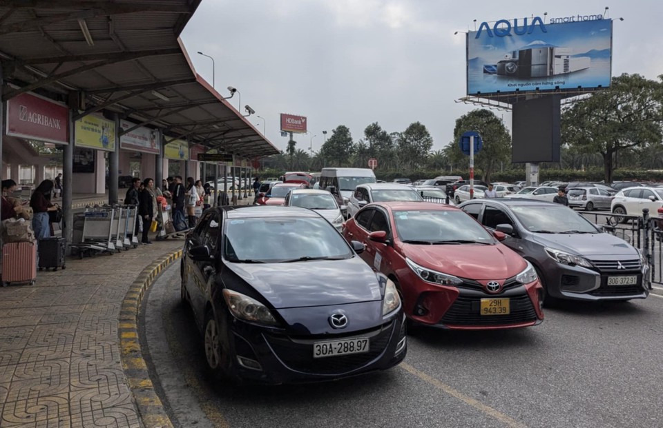 C&aacute;c phương tiện đến đưa - đ&oacute;n kh&aacute;ch di chuyển trật tự, kh&ocirc;ng chen lấn n&ecirc;n giao th&ocirc;ng tại S&acirc;n bay Nội B&agrave;i tương đối ổn định, kh&ocirc;ng xảy ra &ugrave;n tắc.