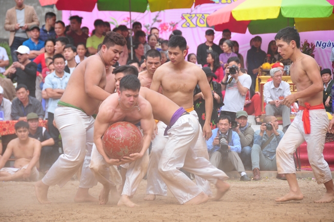 Hội vật cầu l&agrave;ng Th&uacute;y Lĩnh c&oacute; từ thời vua L&yacute; Th&aacute;nh T&ocirc;ng (1054 - 1072), gắn với huyền t&iacute;ch về th&aacute;i tử Linh Lang, con trai thứ tư của vua L&yacute; Th&aacute;nh T&ocirc;ng. Ảnh TA