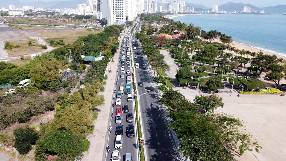 D&ograve;ng người nối đu&ocirc;i đến c&aacute;c điểm vui chơi giải tr&iacute; khu vực ph&iacute;a Nam th&agrave;nh phố Nha Trang.