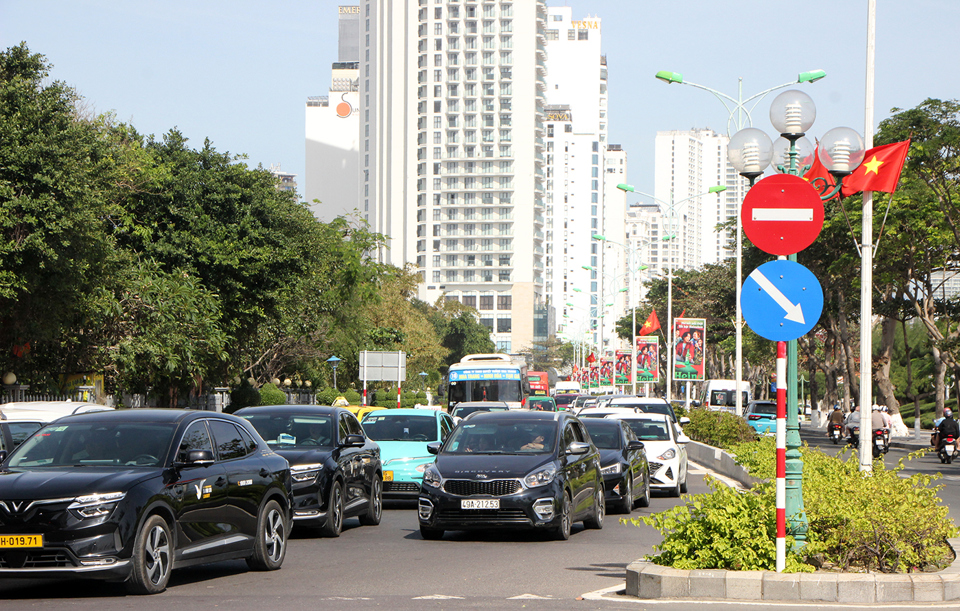 Những năm gần đ&acirc;y, khi c&aacute;c tuyến cao tốc nối c&aacute;c tỉnh ph&iacute;a Nam với TP Nha Trang đi v&agrave;o hoạt động, v&agrave;o c&aacute;c dịp lễ Tết, lượng xe &ocirc; t&ocirc; c&aacute; nh&acirc;n từ c&aacute;c tỉnh ph&iacute;a Nam thường tăng mạnh, khiến đoạn đường n&agrave;y thường xuy&ecirc;n &ugrave;n ứ.