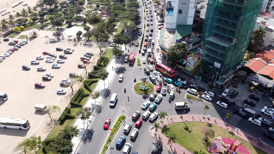 Lượng phương tiện giao th&ocirc;ng tăng đột biến g&acirc;y &ugrave;n ứ k&eacute;o d&agrave;i, đặc biệt tại v&ograve;ng xoay Trần Ph&uacute; - Ho&agrave;ng Diệu.