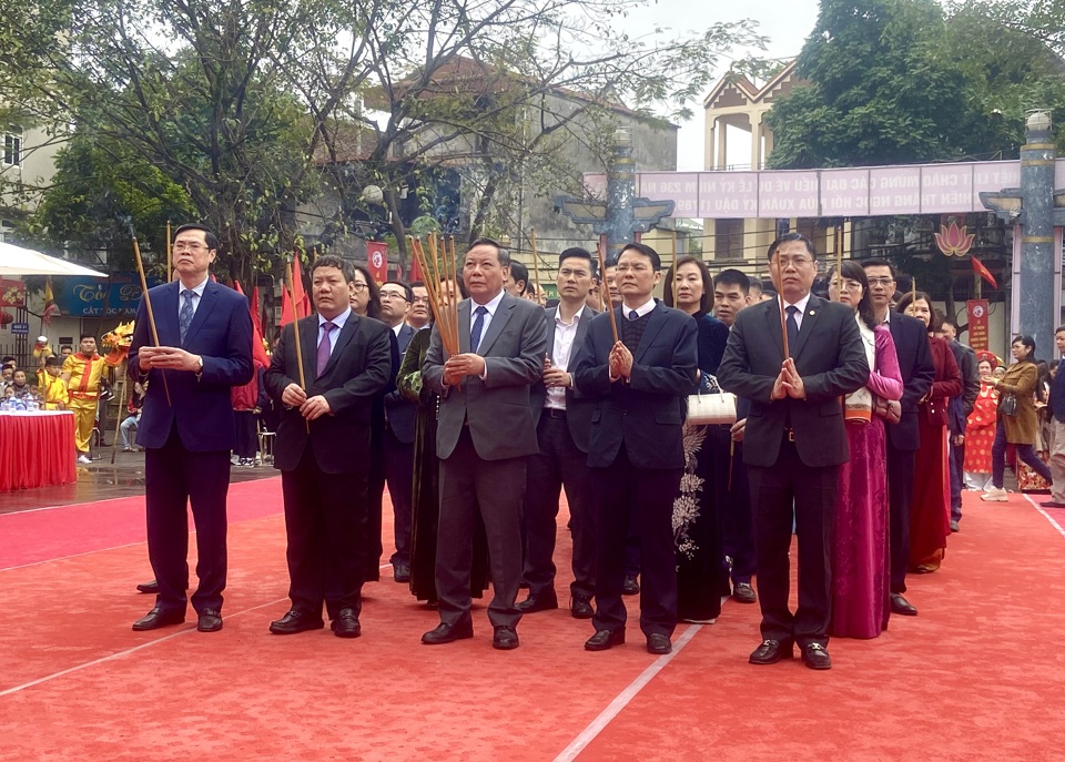 Ph&oacute; B&iacute; thư Thường trực Th&agrave;nh ủy H&agrave; Nội Nguyễn Văn Phong c&ugrave;ng c&aacute;c đại biểu d&acirc;ng hương tại tượng đ&agrave;i chiến thắng Ngọc Hồi.