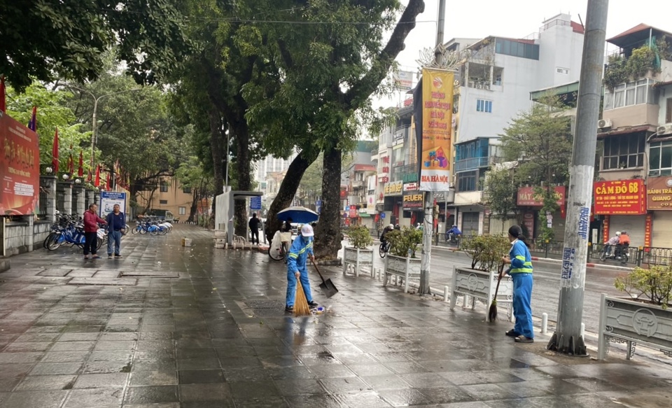 C&ocirc;ng nh&acirc;n m&ocirc;i trường dọn vệ sinh m&ocirc;i trường tr&ecirc;n c&aacute;c tuyến đường xung quanh nơi tổ chức lễ hội.