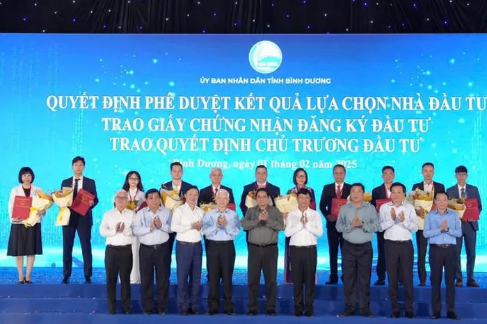 Thủ tướng Phạm Minh Ch&iacute;nh c&ugrave;ng l&atilde;nh đạo c&aacute;c bộ, ng&agrave;nh v&agrave; tỉnh B&igrave;nh Dương trao quyết định ph&ecirc; duyệt kết quả lựa chọn đầu tư v&agrave; giấy chứng nhận đăng k&yacute; đầu tư, chủ trương đầu tư cho c&aacute;c doanh nghiệp. Ảnh: BTC.