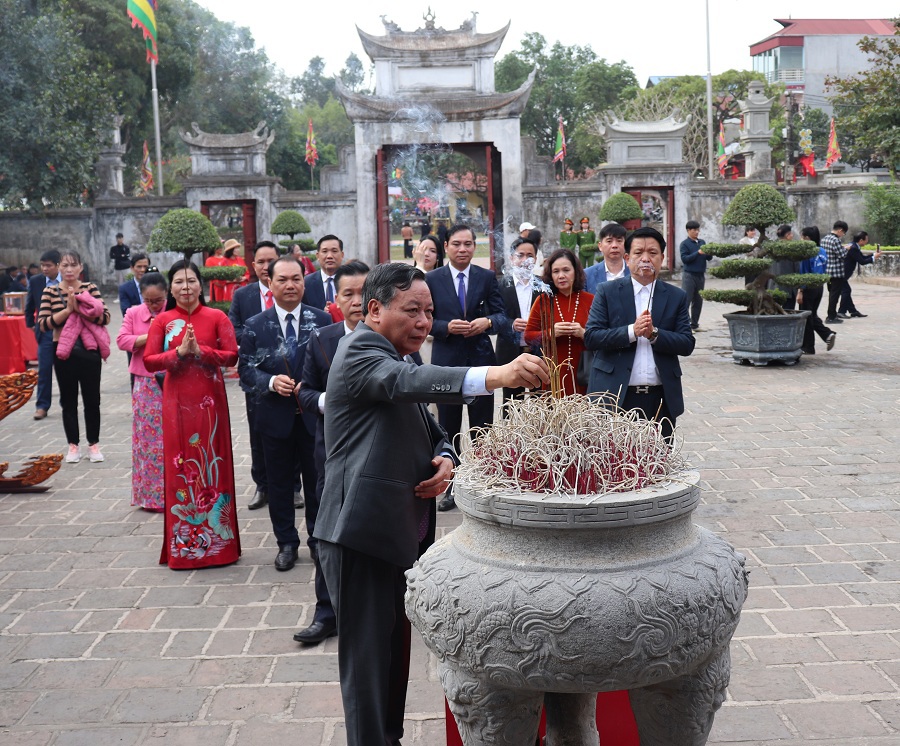 Ph&oacute; B&iacute; thư Thường trực Th&agrave;nh ủy H&agrave; Nội Nguyễn Văn Phong, l&atilde;nh đạo c&aacute;c sở, ng&agrave;nh TP H&agrave; Nội v&agrave; l&atilde;nh đạo Huyện ủy, UBND huyện Đ&ocirc;ng Anh d&acirc;ng hương tại Đ&igrave;nh Ngự triều Di quy, nằm trong Khu di t&iacute;ch quốc gia đặc biệt Cổ Loa.