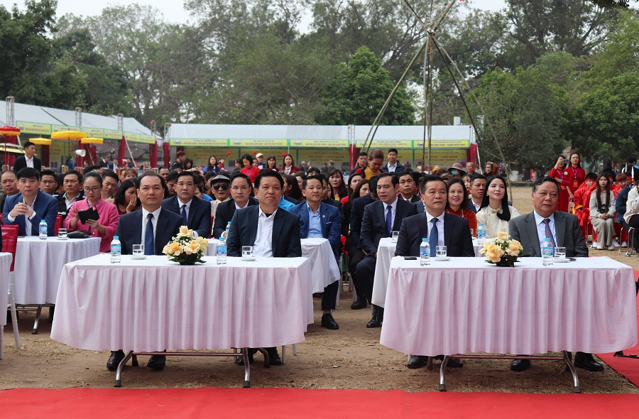 Ph&oacute; B&iacute; thư Thường trực Th&agrave;nh ủy Nguyễn Văn Phong (h&agrave;ng ghế đầu, ngo&agrave;i c&ugrave;ng b&ecirc;n phải) dự lễ khai mạc Tuần văn h&oacute;a lễ hội Cổ Loa năm 2025.