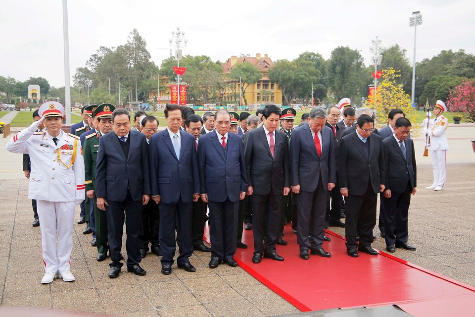 C&aacute;c đồng ch&iacute; l&atilde;nh đạo Đảng, Nh&agrave; nước tưởng niệm Chủ tịch Hồ Ch&iacute; Minh.