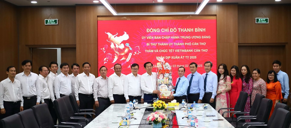 &Ocirc;ng Đỗ Thanh B&igrave;nh, Ủy vi&ecirc;n Ban Chấp h&agrave;nh Trung ương Đảng, B&iacute; thư Th&agrave;nh ủy Cần Thơ c&ugrave;ng đo&agrave;n c&ocirc;ng t&aacute;c&nbsp;đ&atilde; đến thăm v&agrave; ch&uacute;c Tết Vietinbank chi nh&aacute;nh Cần Thơ. Ảnh: Hồng Thắm