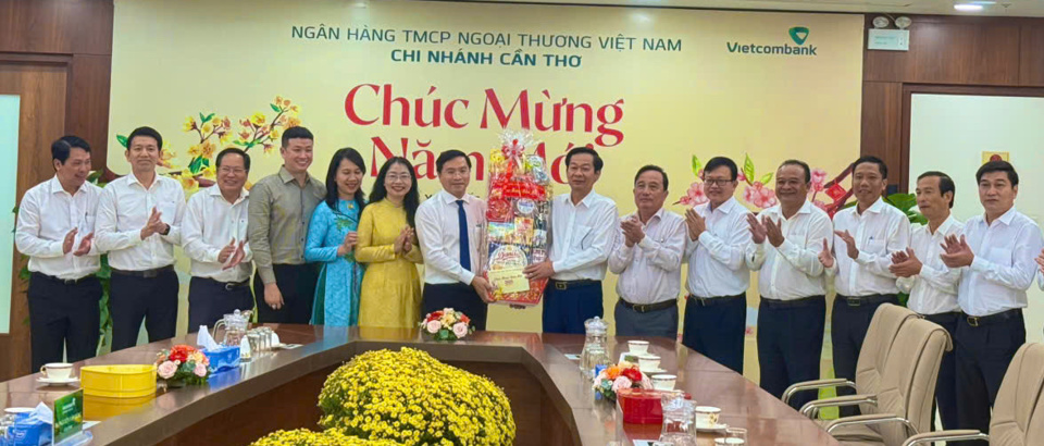 &Ocirc;ng Đỗ Thanh B&igrave;nh,&nbsp; B&iacute; thư Th&agrave;nh ủy Cần Thơ c&ugrave;ng đo&agrave;n c&ocirc;ng t&aacute;c đ&atilde; đến thăm v&agrave; ch&uacute;c Tết Vietcombank chi nh&aacute;nh Cần Thơ. Ảnh: Hồng Thắm