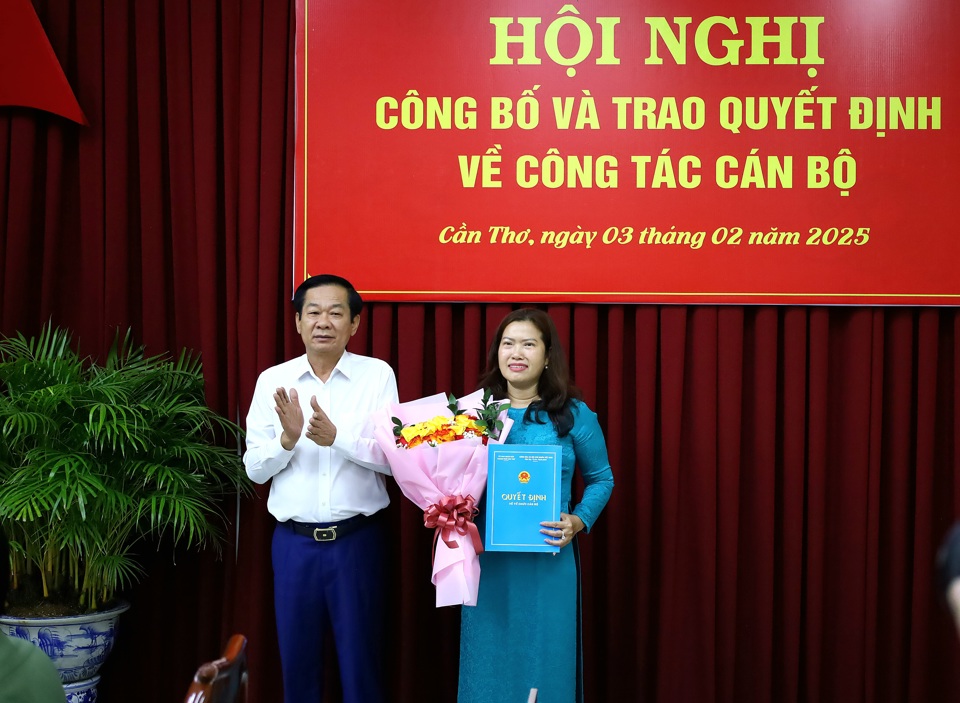 &Ocirc;ng Đỗ Thanh B&igrave;nh - B&iacute; thư Th&agrave;nh ủy Cần Thơ trao quyết định cho b&agrave; Nguyễn Thị Ngọc Điệp.