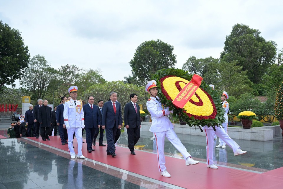 Đo&agrave;n đại biểu Đảng, Nh&agrave; nước do Tổng B&iacute; thư T&ocirc; L&acirc;m l&agrave;m Trưởng đo&agrave;n viếng c&aacute;c Anh h&ugrave;ng liệt sĩ.