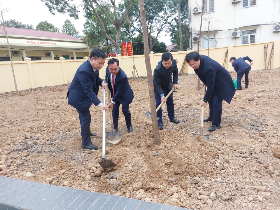 L&atilde;nh đạo huyện Thạch Thất trồng c&acirc;y tại&nbsp;Trung t&acirc;m Ch&iacute;nh trị huyện.