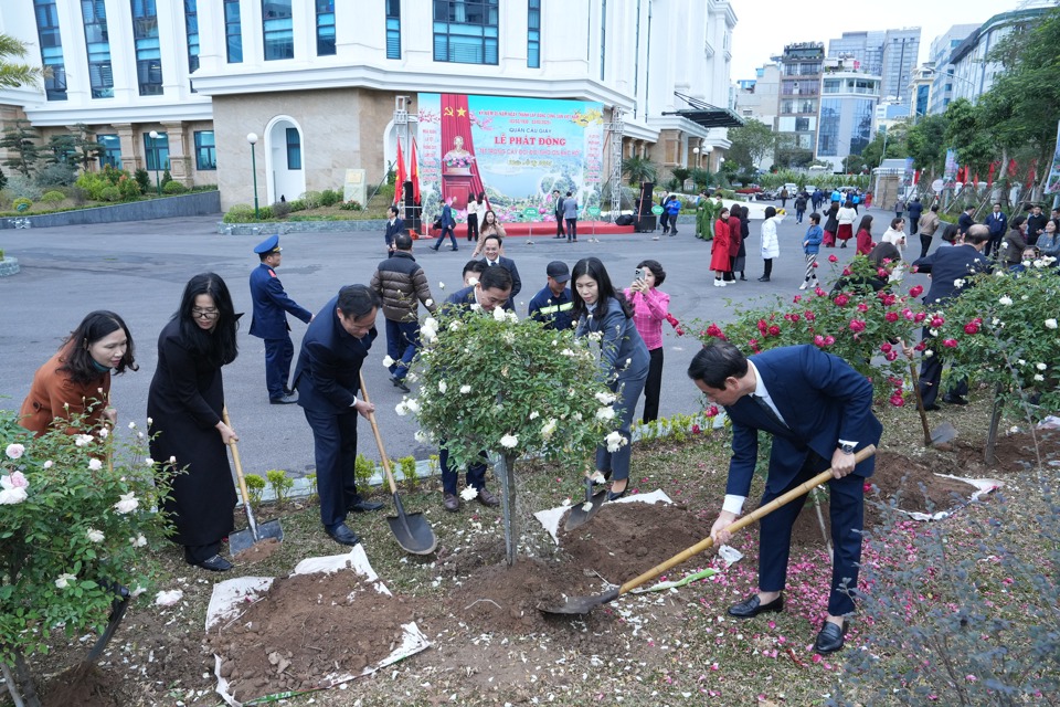 L&atilde;nh đạo quận Cầu Giấy hưởng ứng Tết trồng c&acirc;y.