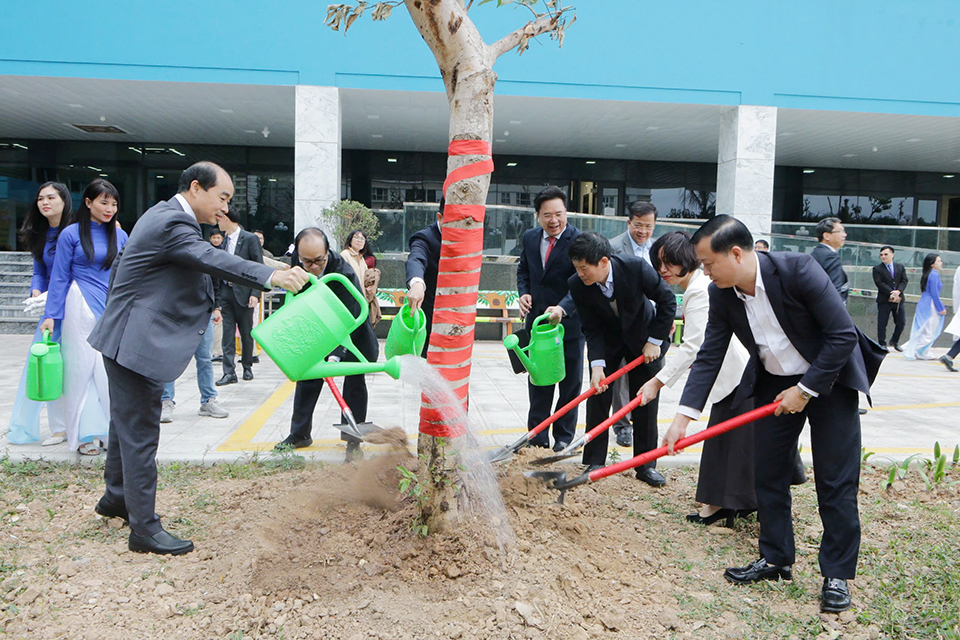 L&atilde;nh đạo ng&agrave;nh y tế trồng c&acirc;y tại Bệnh&nbsp;viện Nhi H&agrave; Nội.