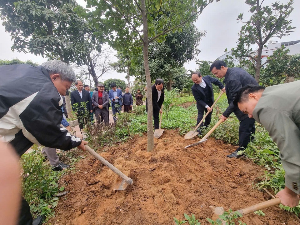 C&aacute;n bộ v&agrave; nh&acirc;n d&acirc;n x&atilde; V&acirc;n C&ocirc;n, huyện Ho&agrave;i Đức hưởng ứng Tết trồng c&acirc;y Xu&acirc;n 2025.