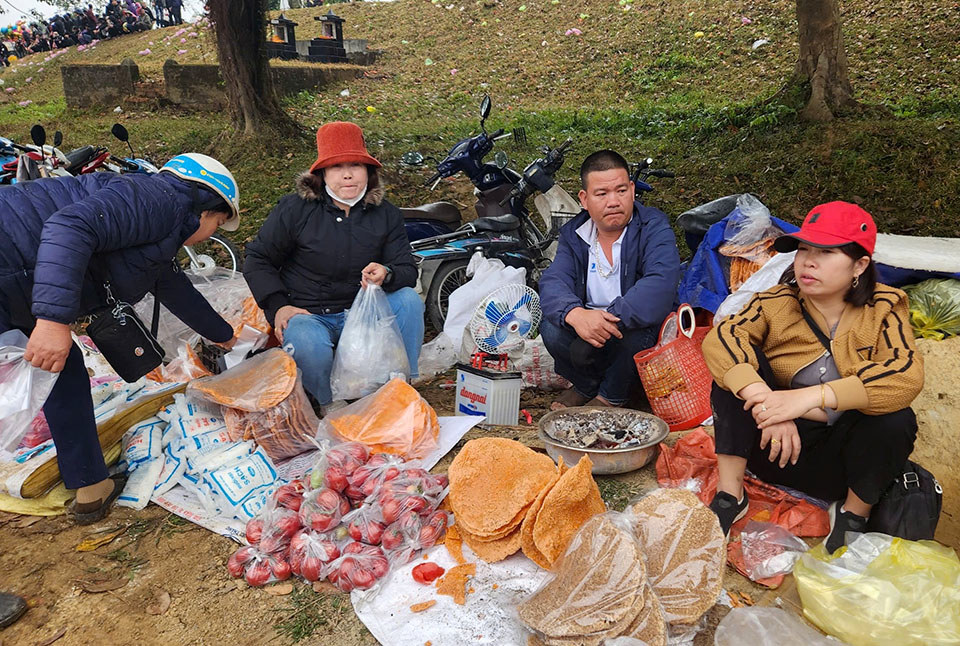 Ngo&agrave;i c&agrave; chua, tại đ&acirc;y cũng b&agrave;y b&aacute;n nhiều m&oacute;n ăn truyền thống như b&aacute;nh đa gấc, rau củ quả c&aacute;c loại.