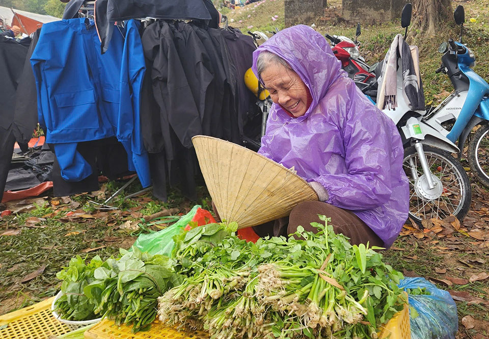 Phi&ecirc;n chợ tạo cơ hội cho người d&acirc;n địa phương tăng th&ecirc;m thu nhập từ việc bu&ocirc;n b&aacute;n n&ocirc;ng sản, đặc sản v&ugrave;ng miền v&agrave; c&aacute;c sản phẩm thủ c&ocirc;ng, g&oacute;p phần ph&aacute;t triển kinh tế v&agrave; bảo tồn văn h&oacute;a truyền thống.