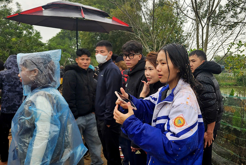 D&ugrave; bị n&eacute;m c&agrave; chua v&agrave;o người nhưng ai cũng vui vẻ.