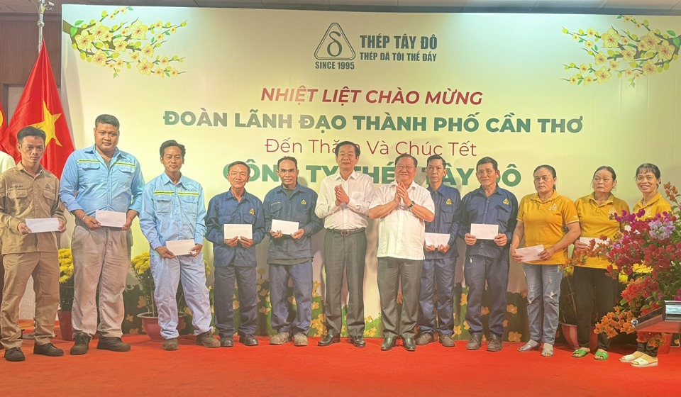 &Ocirc;ng Đỗ Thanh B&igrave;nh, B&iacute; thư Th&agrave;nh ủy Cần Thơ v&agrave; &ocirc;ng Trần Quốc Vũ, B&iacute; Thư quận ủy B&igrave;nh Thủy trao qu&agrave; cho c&ocirc;ng nh&acirc;n C&ocirc;ng ty TNHH Th&eacute;p T&acirc;y Đ&ocirc;. Ảnh Hồng Thắm