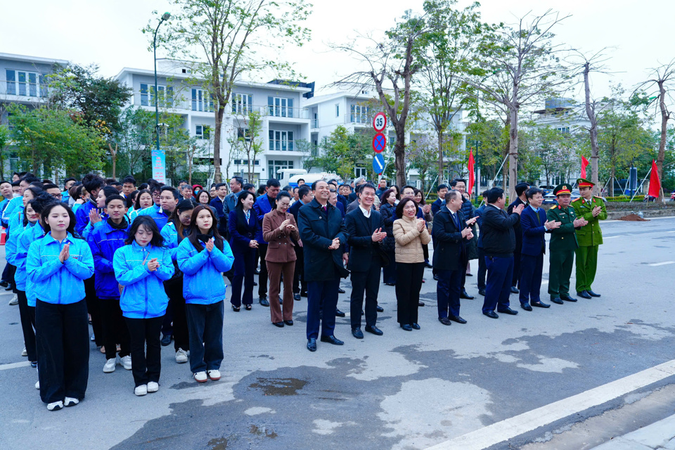 L&atilde;nh đạo quận T&acirc;y Hồ v&agrave; đại diện c&aacute;c đơn vị tham gia Tết trồng c&acirc;y.