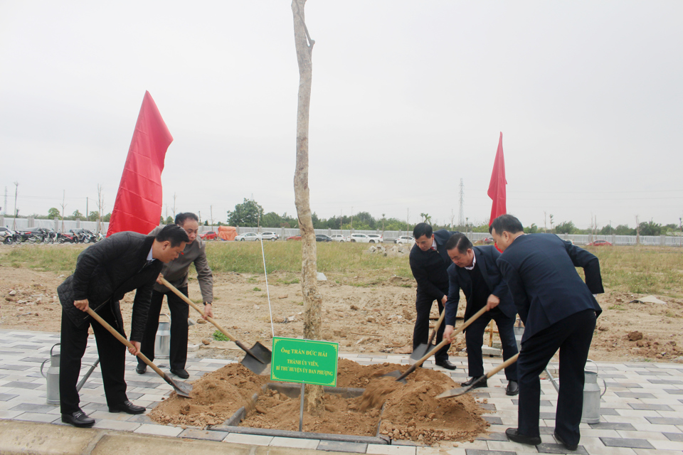 B&iacute; thư Huyện ủy Đan Phượng Trần Đức Hải c&ugrave;ng c&aacute;c đại biểu trồng c&acirc;y xanh.