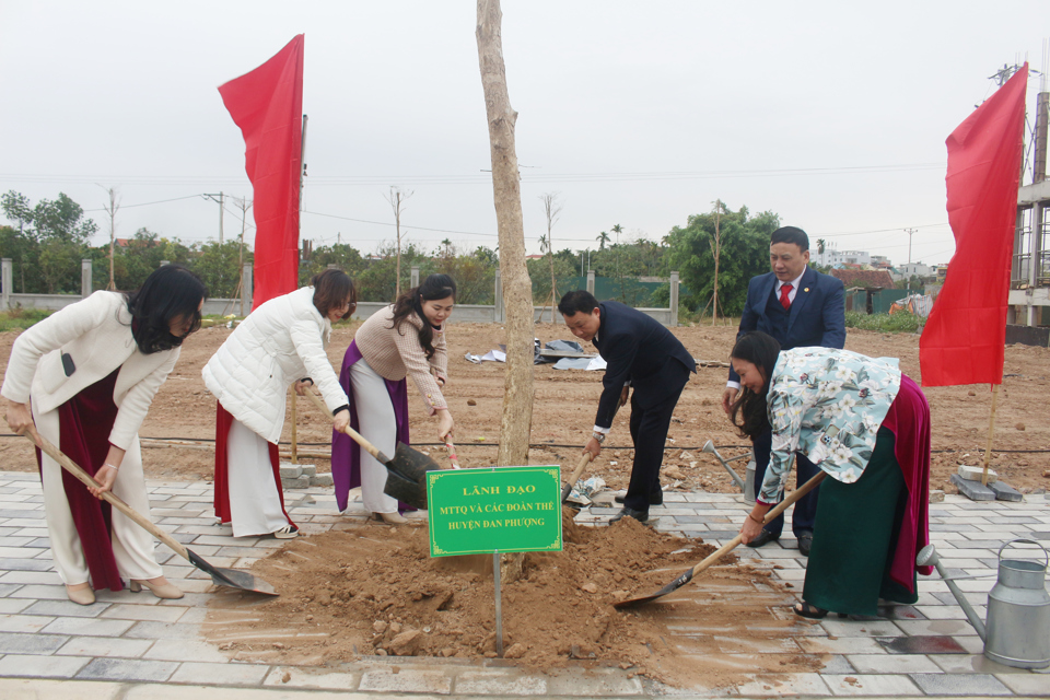 L&atilde;nh đạo Ủy ban MTTQ huyện Đan Phượng v&agrave; c&aacute;c đo&agrave;n thể huyện trồng c&acirc;y xanh.