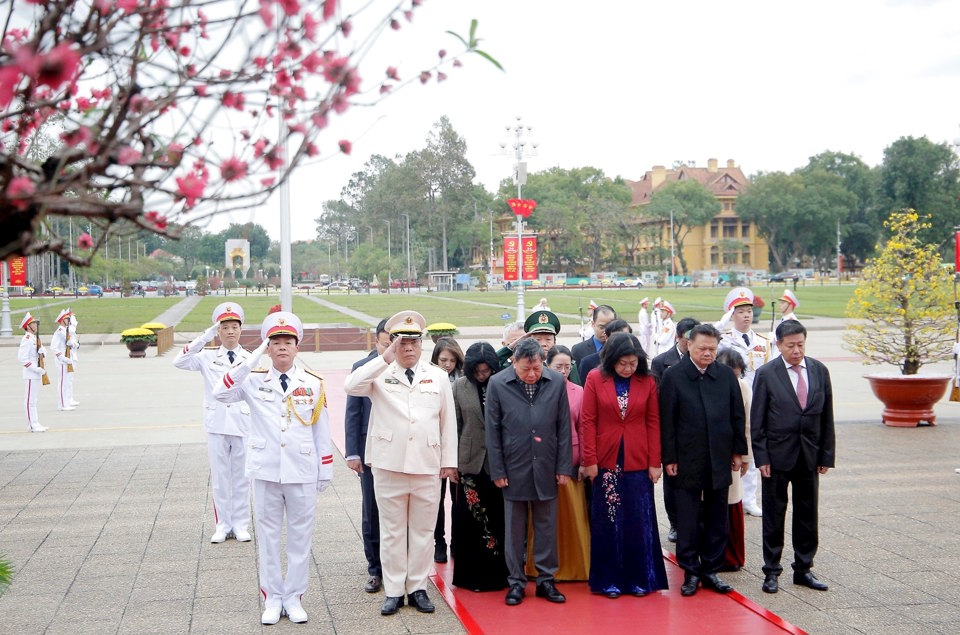 C&aacute;c đồng ch&iacute; l&atilde;nh đạo TP H&agrave; Nội tưởng niệm Chủ tịch Hồ Ch&iacute; Minh.