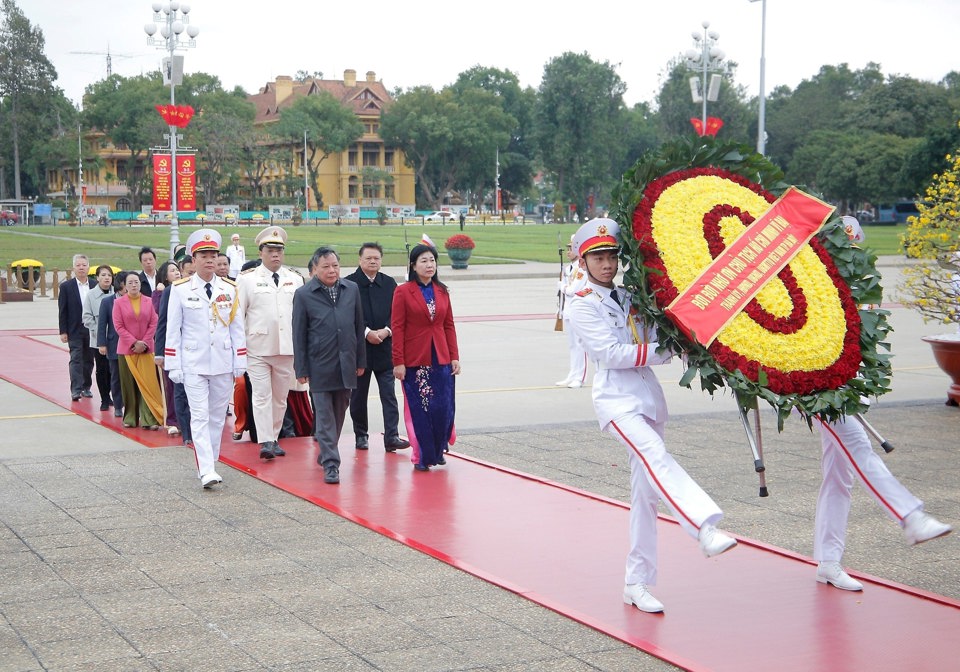 Đo&agrave;n đại biểu TP H&agrave; Nội v&agrave;o Lăng viếng Chủ tịch Hồ Ch&iacute; Minh.