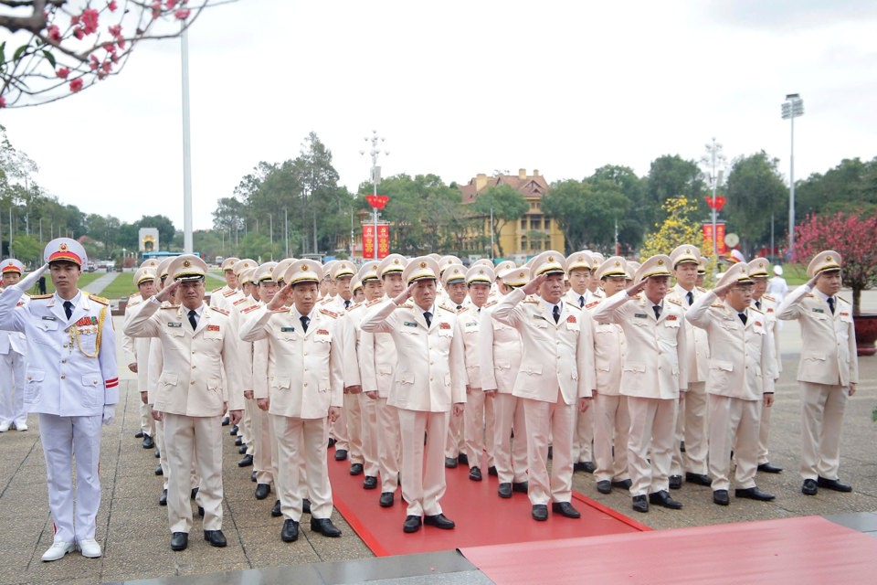 Đo&agrave;n đại biểu Đảng ủy C&ocirc;ng an Trung ương, Bộ C&ocirc;ng an v&agrave;o Lăng viếng Chủ tịch Hồ Ch&iacute; Minh