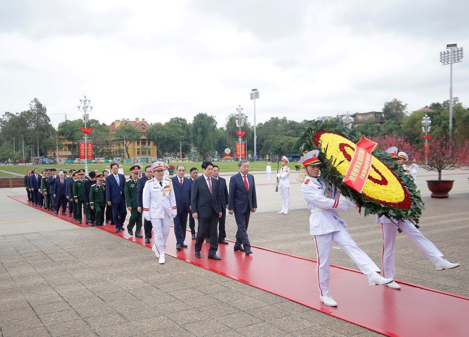 Đo&agrave;n đại biểu Đảng, Nh&agrave; nước do Tổng B&iacute; thư T&ocirc; L&acirc;m l&agrave;m Trưởng đo&agrave;n v&agrave;o Lăng viếng Chủ tịch Hồ Ch&iacute; Minh.