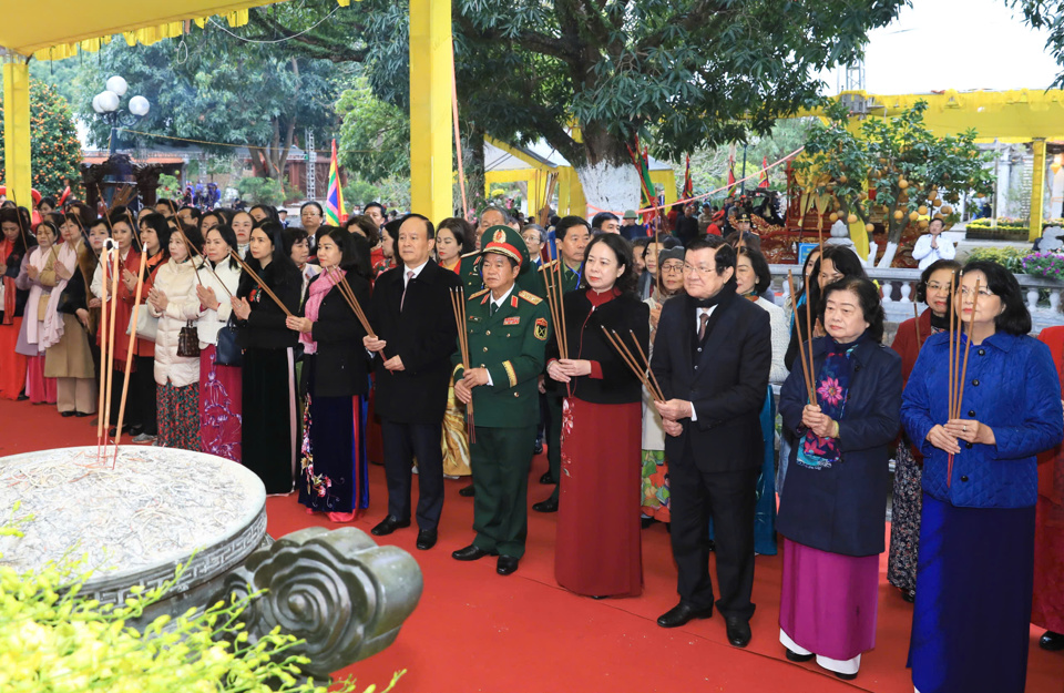 C&aacute;c đồng ch&iacute; l&atilde;nh đạo, nguy&ecirc;n l&atilde;nh đạo Nh&agrave; nước, Quốc hội v&agrave; l&atilde;nh đạo th&agrave;nh phố H&agrave; Nội d&acirc;ng hương tưởng nhớ c&ocirc;ng lao của Hai B&agrave; Trưng v&agrave; c&aacute;c tướng sĩ - Ảnh: Phạm H&ugrave;ng