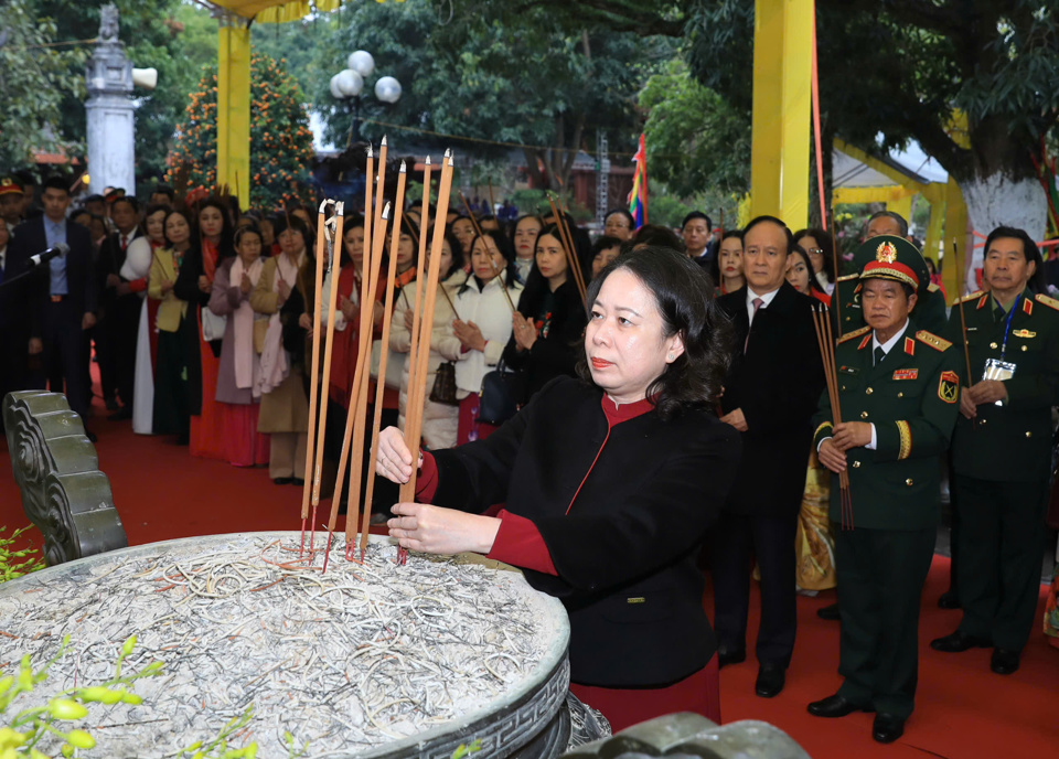 Ph&oacute; Chủ tịch nước V&otilde; Thị &Aacute;nh Xu&acirc;n thực hiện nghi lễ d&acirc;ng hương tại đền Hai B&agrave; Trưng - Ảnh: Phạm H&ugrave;ng