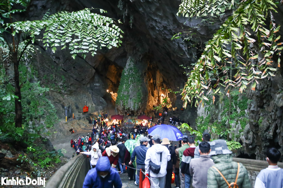 Trong s&aacute;ng ng&agrave;y khai hội ch&ugrave;a Hương 2025, d&ograve;ng người đổ về động Hương T&iacute;ch thưa thớt hơn so với những năm trước.&nbsp;