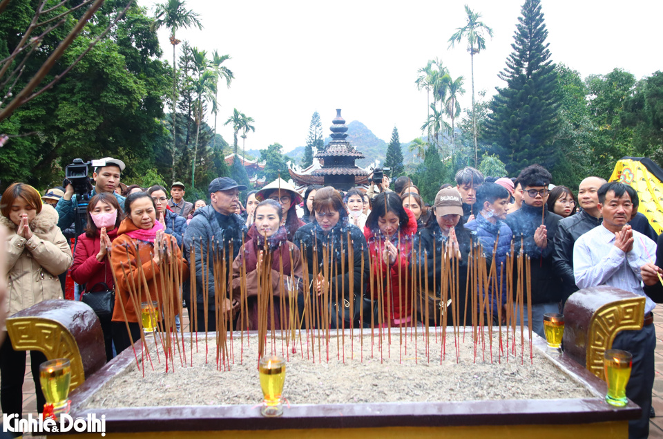 Du kh&aacute;ch trẩy hội ch&ugrave;a Hương vừa để tham quan v&atilde;n cảnh, vừa cầu cho gia đ&igrave;nh năm mới nhiều sức khỏe, may mắn v&agrave; b&igrave;nh an.