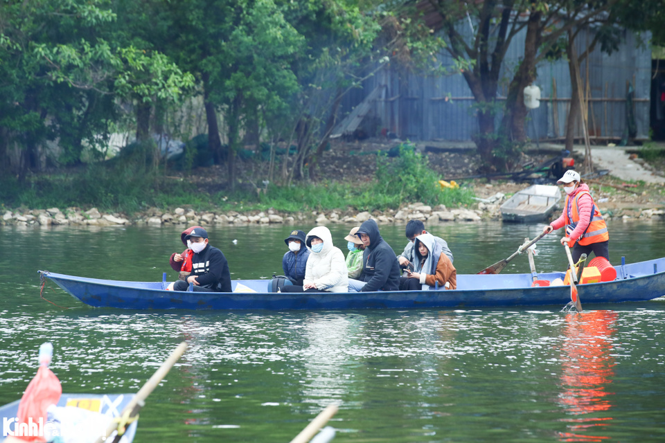 Mặc d&ugrave; tiết trời kh&aacute; lạnh, lất phất mưa Xu&acirc;n nhưng kh&ocirc;ng l&agrave;m giảm đi sự h&aacute;o hức của người d&acirc;n v&agrave; du kh&aacute;ch.