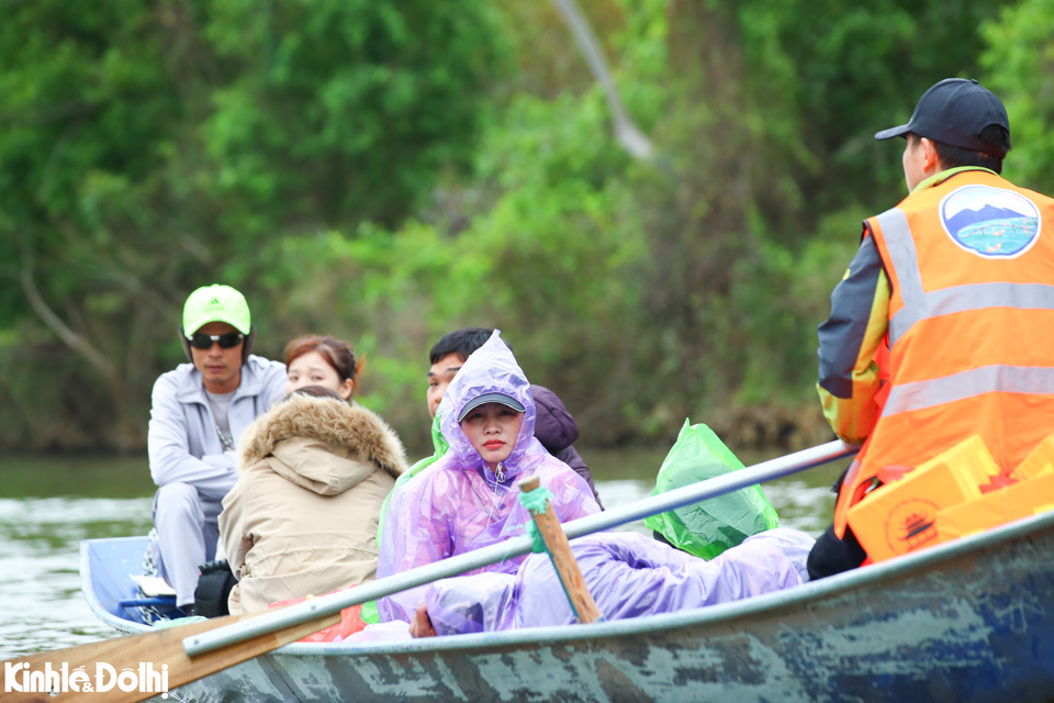 &ldquo;Ng&agrave;y khai hội tuy tr&ugrave;ng với ng&agrave;y l&agrave;m việc đầu ti&ecirc;n sau kỳ nghỉ Tết, lượng kh&aacute;ch c&oacute; giảm nhẹ so với m&ugrave;ng 4, m&ugrave;ng 5 nhưng vẫn đạt khoảng 20.000 người. Ban Quản l&yacute; cam kết đảm bảo an to&agrave;n tuyệt đối cho du kh&aacute;ch, kể cả trong những ng&agrave;y cao điểm khi lượng kh&aacute;ch c&oacute; thể l&ecirc;n đến 60.000 - 70.000 người&rdquo; &ndash; &ocirc;ng &nbsp;B&ugrave;i Văn Triều cho biết.