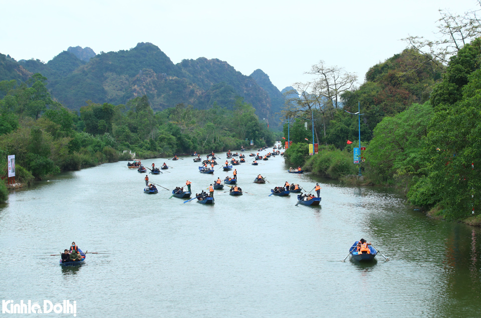 Lễ khai hội ch&ugrave;a Hương Xu&acirc;n Ất Tỵ 2025 diễn ra tại Khu di t&iacute;ch v&agrave; thắng cảnh Hương Sơn với chủ đề "Lễ hội ch&ugrave;a Hương - điểm đến du lịch, văn h&oacute;a, truyền thống Việt".