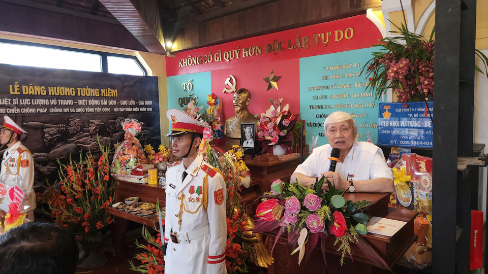 Ph&oacute; Gi&aacute;o sư &ndash; Tiến sĩ Phan Xu&acirc;n Bi&ecirc;n, nguy&ecirc;n Trưởng Ban Tuy&ecirc;n gi&aacute;o Th&agrave;nh ủy TP Hồ Ch&iacute; Minh ph&aacute;t biểu tại lễ d&acirc;ng hương.